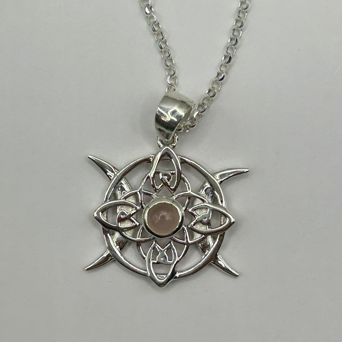 Collar nudo de brujas luna invertida cuarzo rosado 2