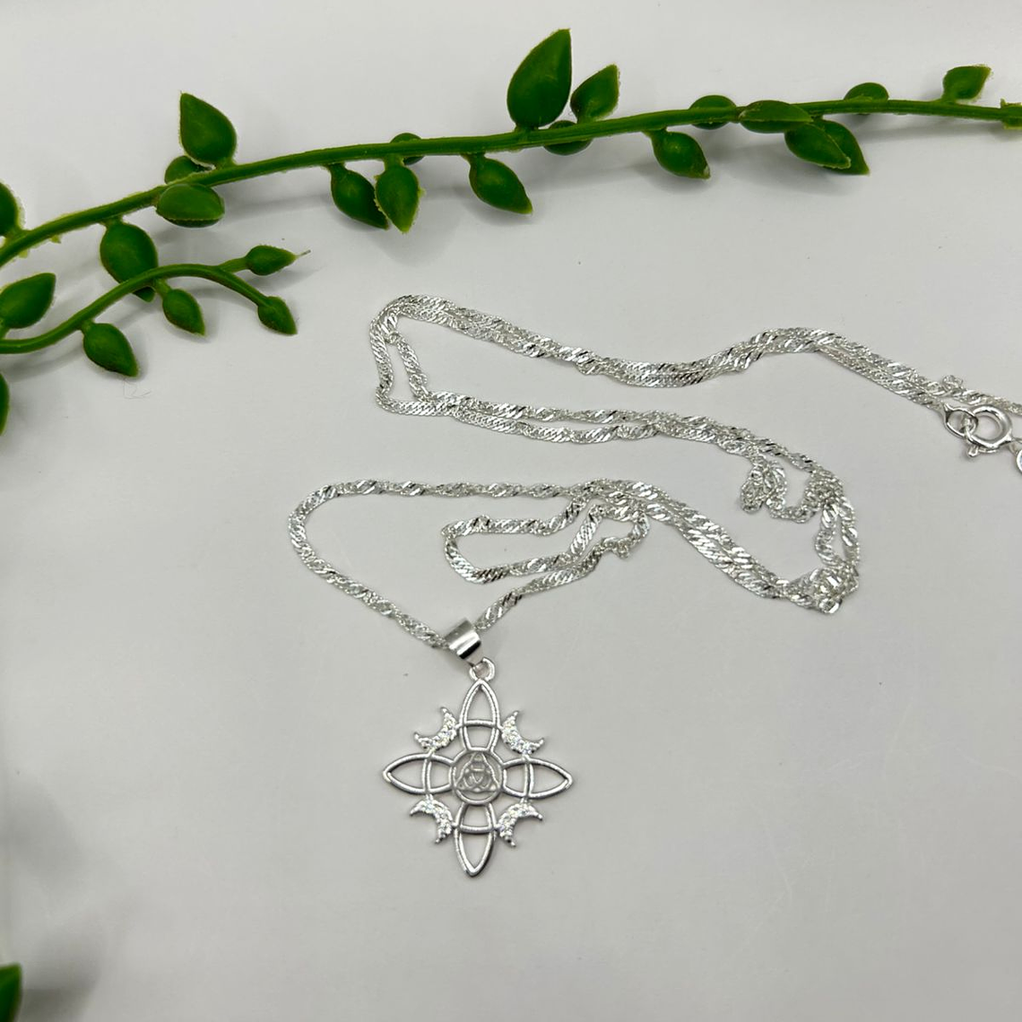 Collar nudo de brujas briqueta media luna circones 3