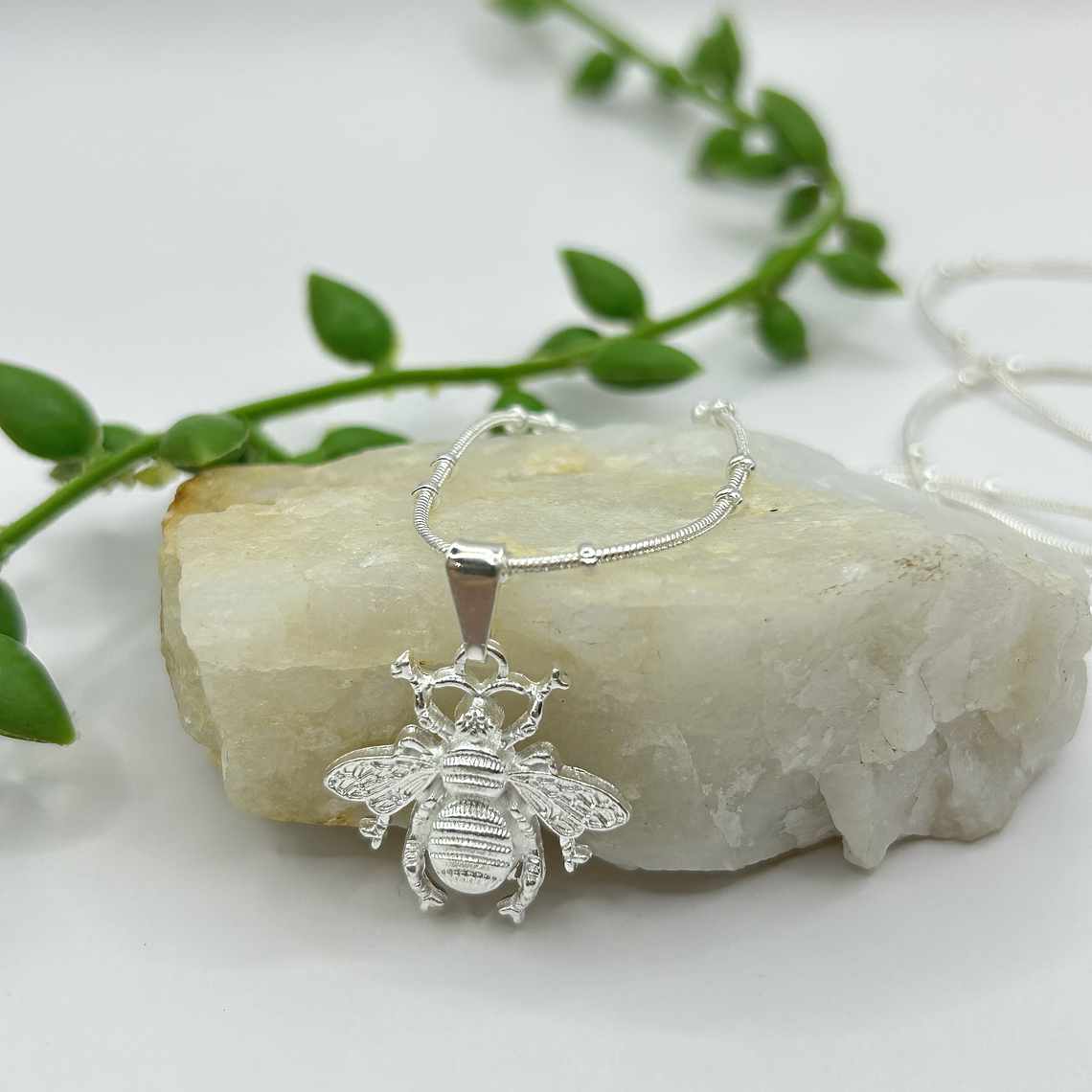 Collar Bee Plateado 2