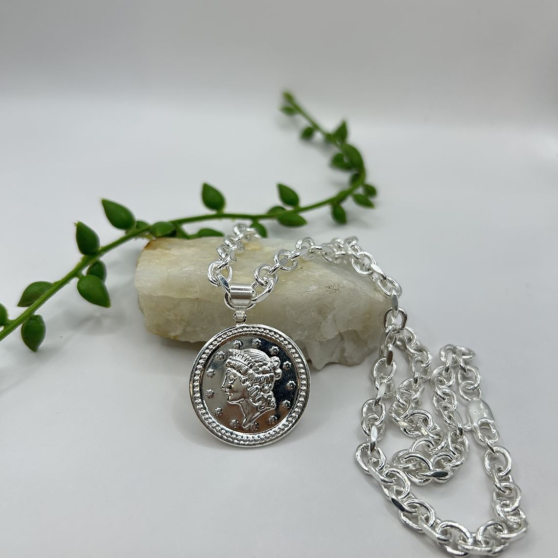 Collar Medallón Atenea Plateado 1