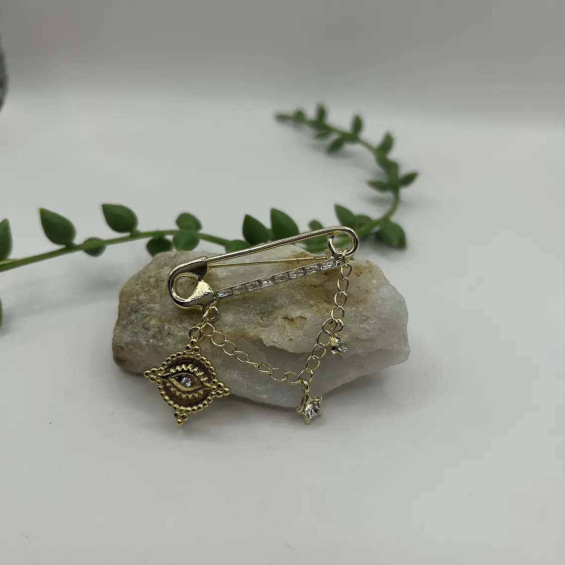 Prendedor ojo protector  2