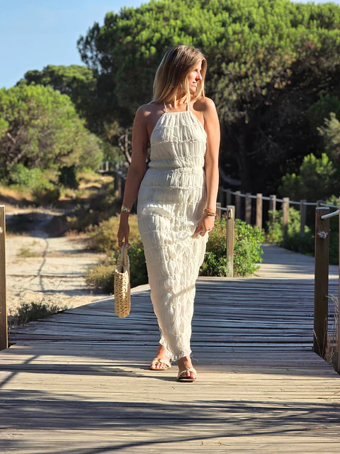 Vestido Pure – Vestido longo plissado, corte ajustado com costas nuas