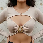 Polera Crop Top Cut Out Manga Larga Con Hebilla Dorada