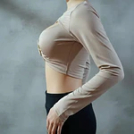 Polera Crop Top Cut Out Manga Larga Con Hebilla Dorada