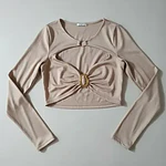 Polera Crop Top Cut Out Manga Larga Con Hebilla Dorada