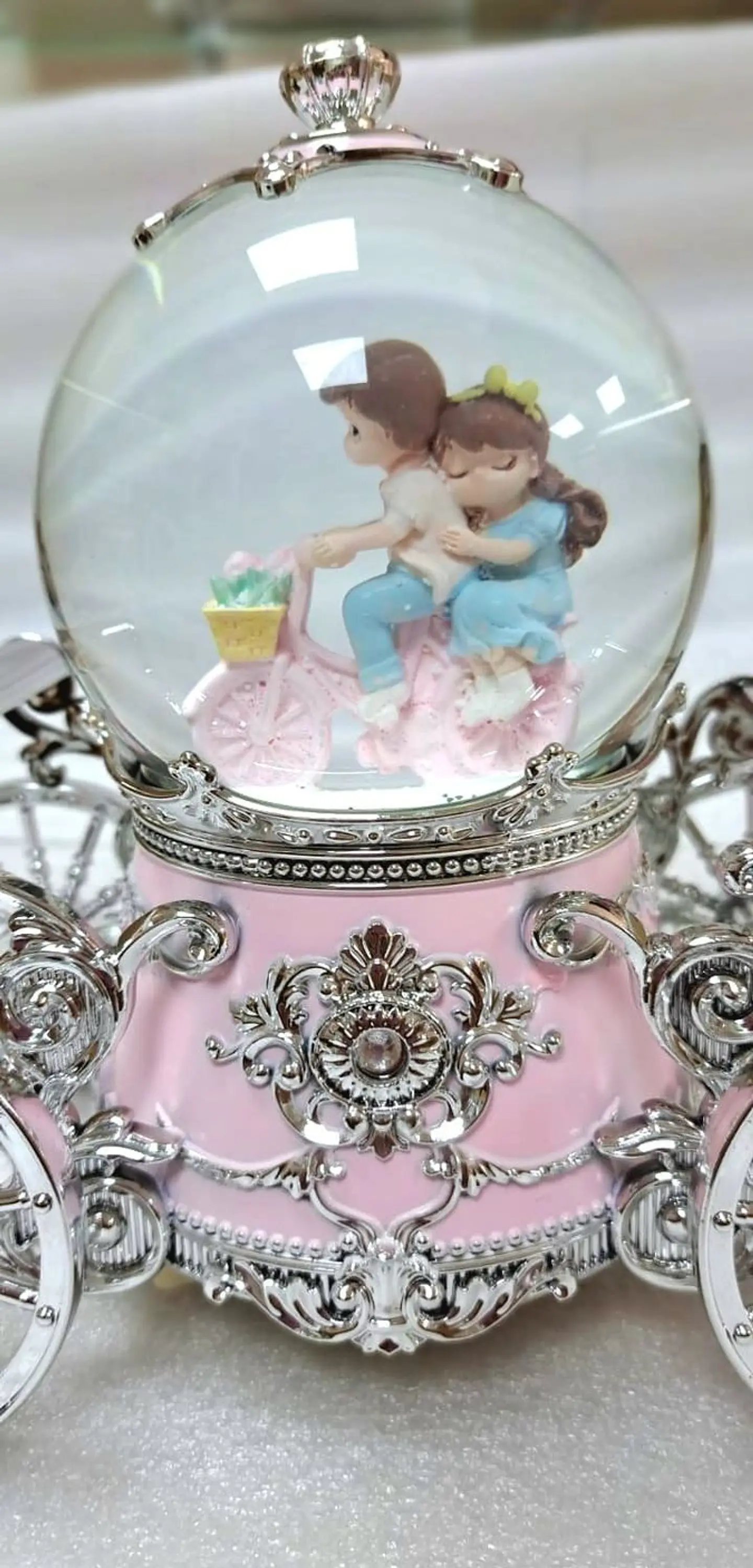 Carruaje esfera musical con luces y nieve de pareja San Valentín 4