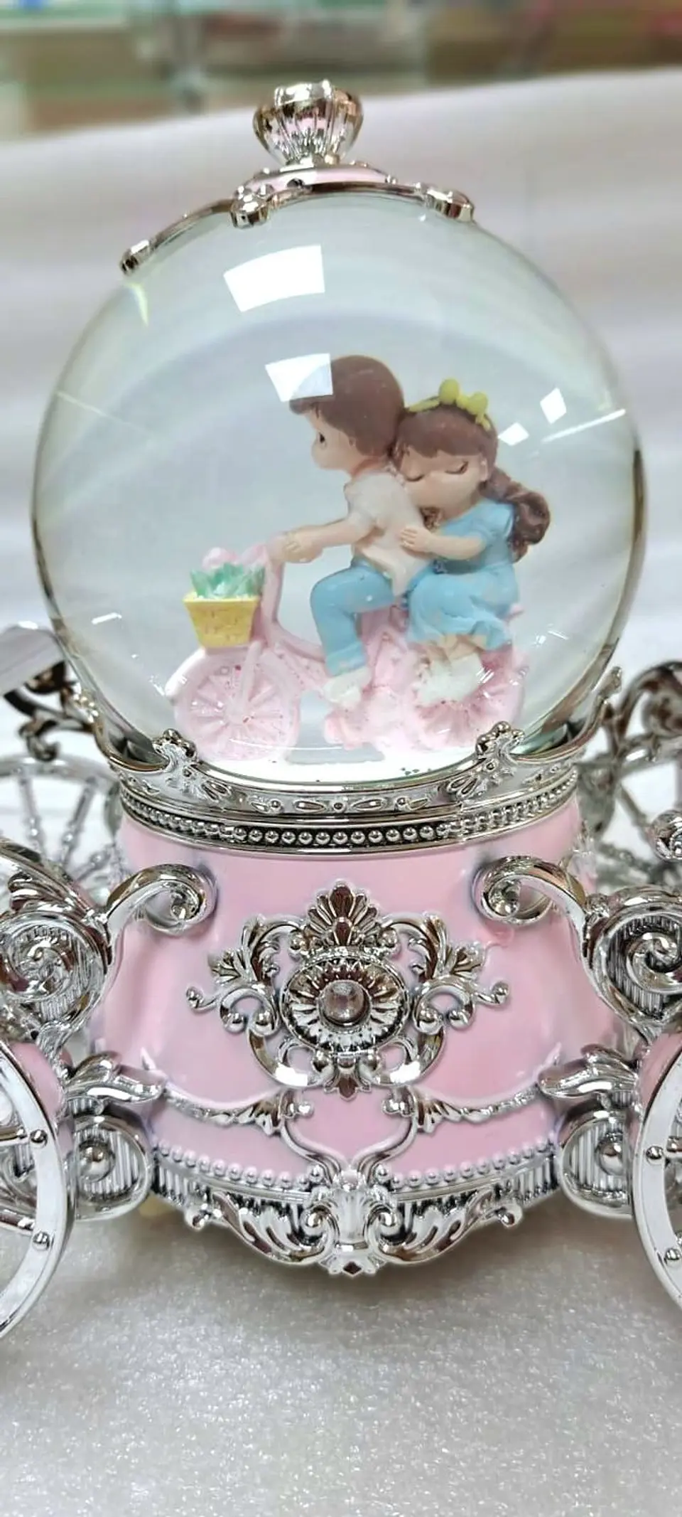 Carruaje esfera musical con luces y nieve de pareja San Valentín 4