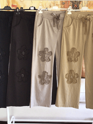 Jogger recto parche flor 