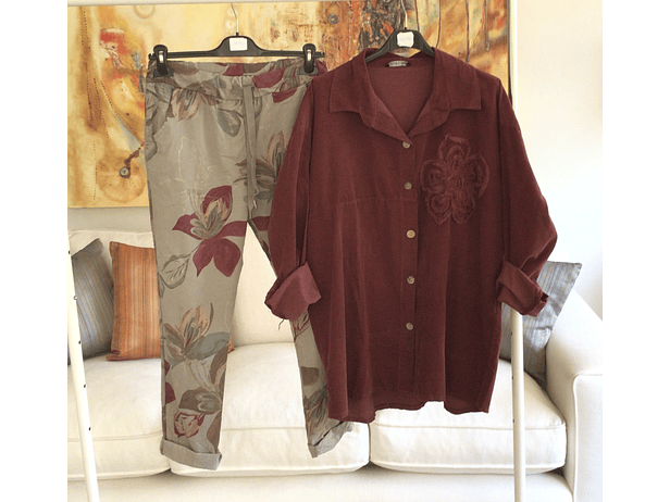 Jogger taupe flores burdeo 1