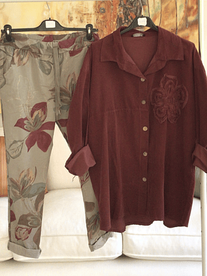 Jogger taupe flores burdeo