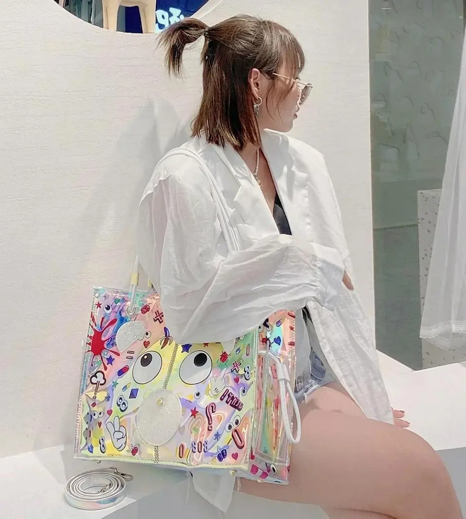 Cartera Tote Holográfica Eye Theme Grafiti (incluye bolso interno) 4