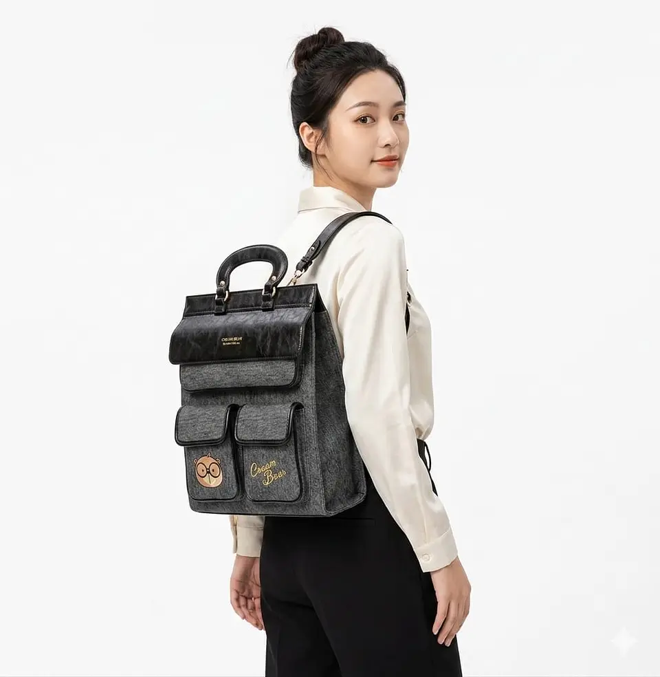 Mochila Cream Bear Casual -Textura Denim Negro y Detalles en Ecocuero 2