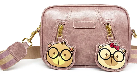 Bandolera Rosa Metalizado con Charms de Osito – Edición Especial