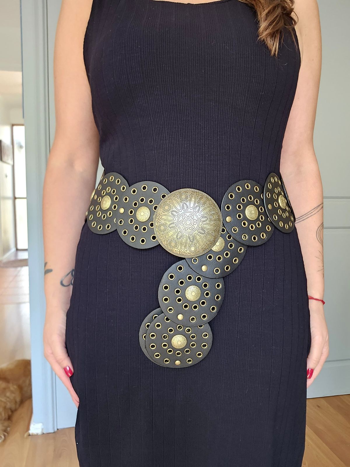 Cinturon boho hebilla redonda tallada negro y bronce