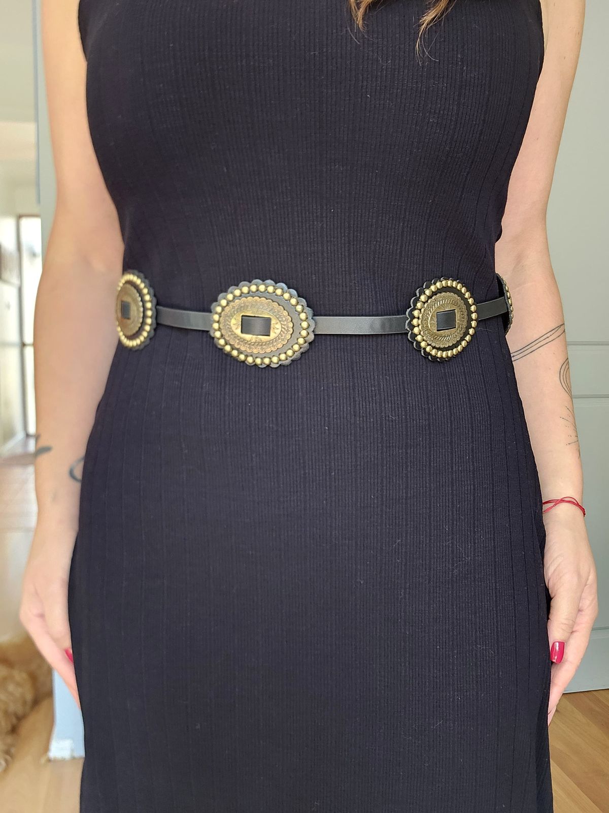 Cinturon bohemio vintage tachas doradas correa negra 1