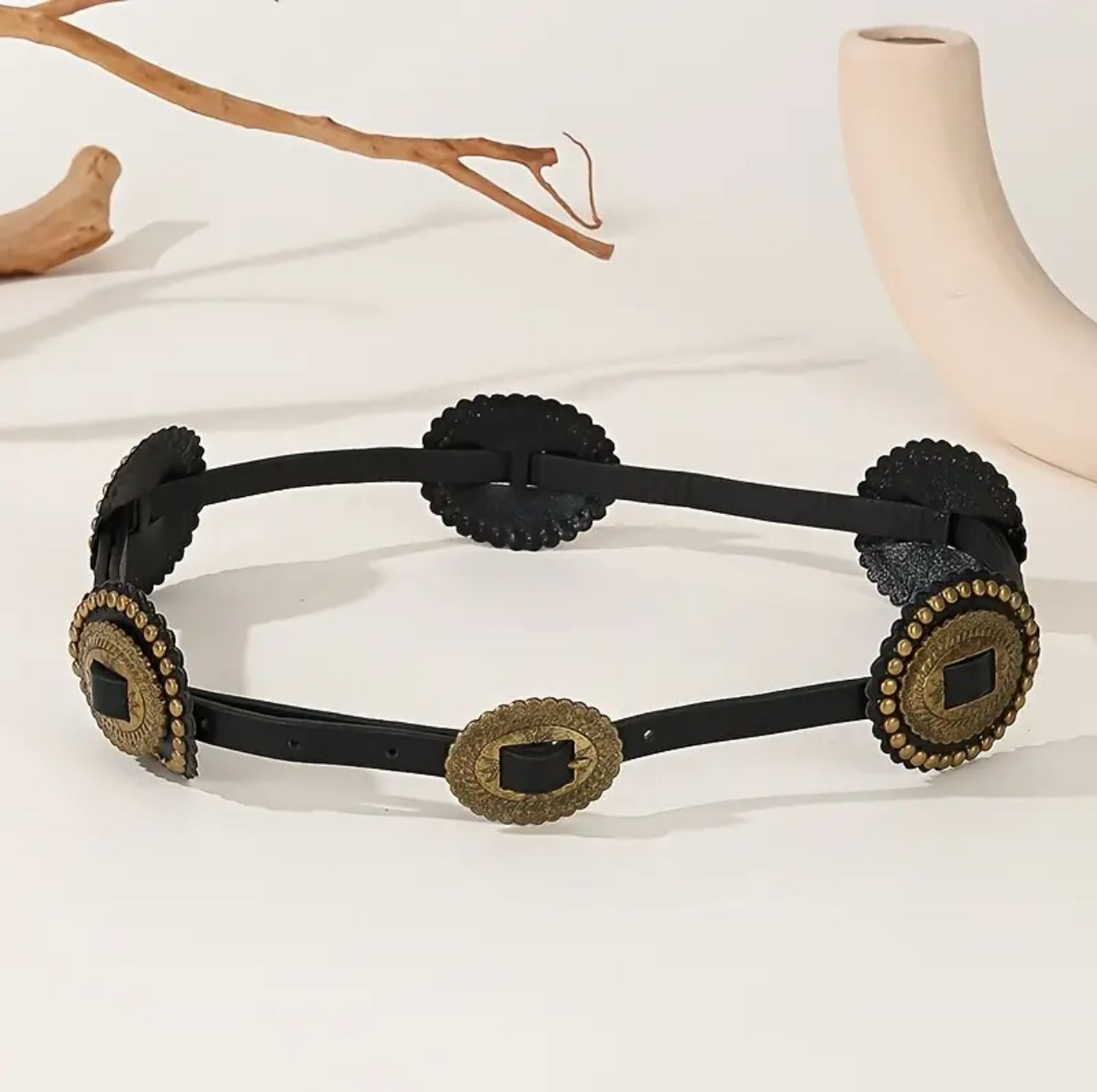 Cinturon bohemio vintage tachas doradas correa negra 2