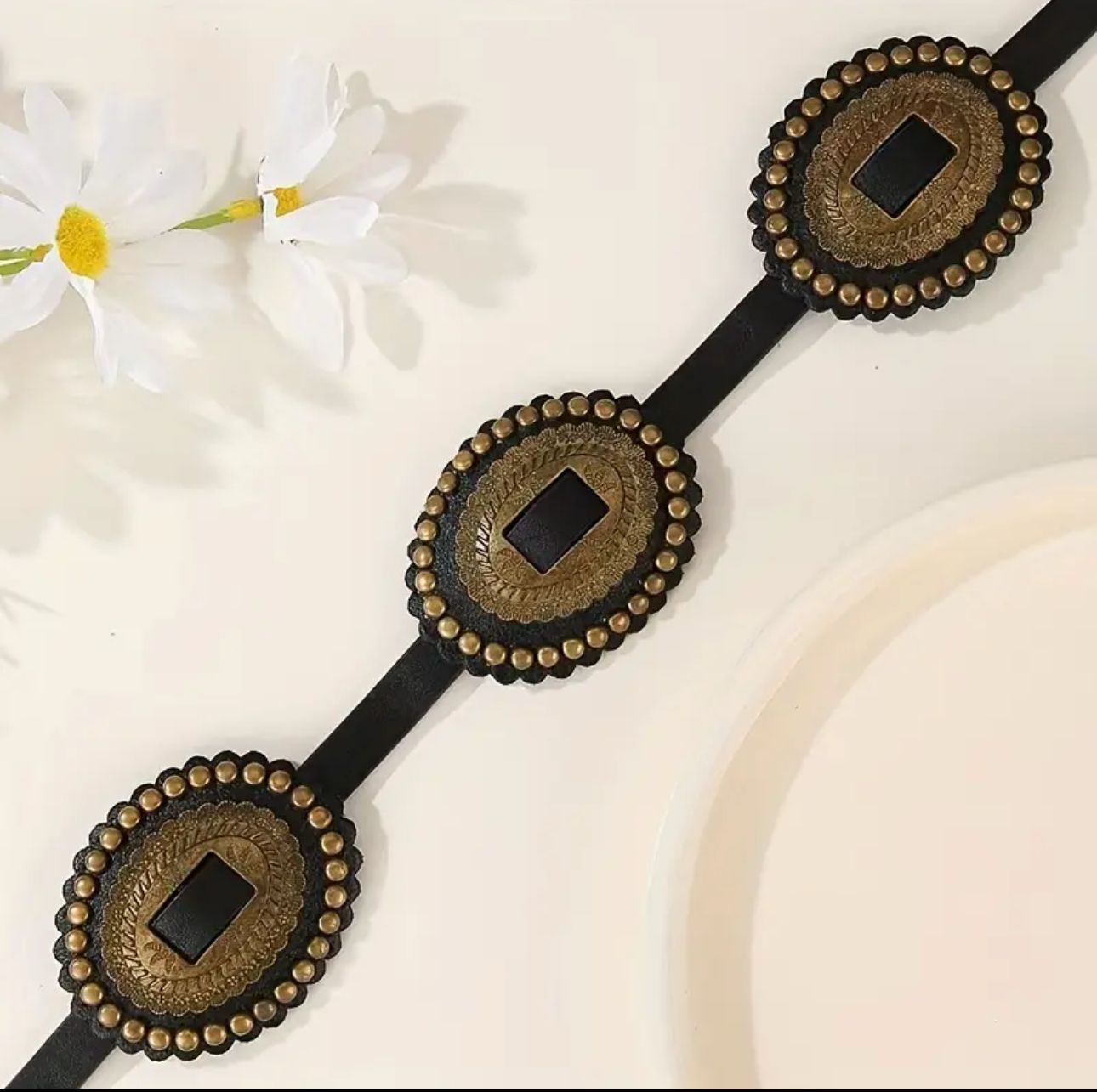 Cinturon bohemio vintage tachas doradas correa negra 3