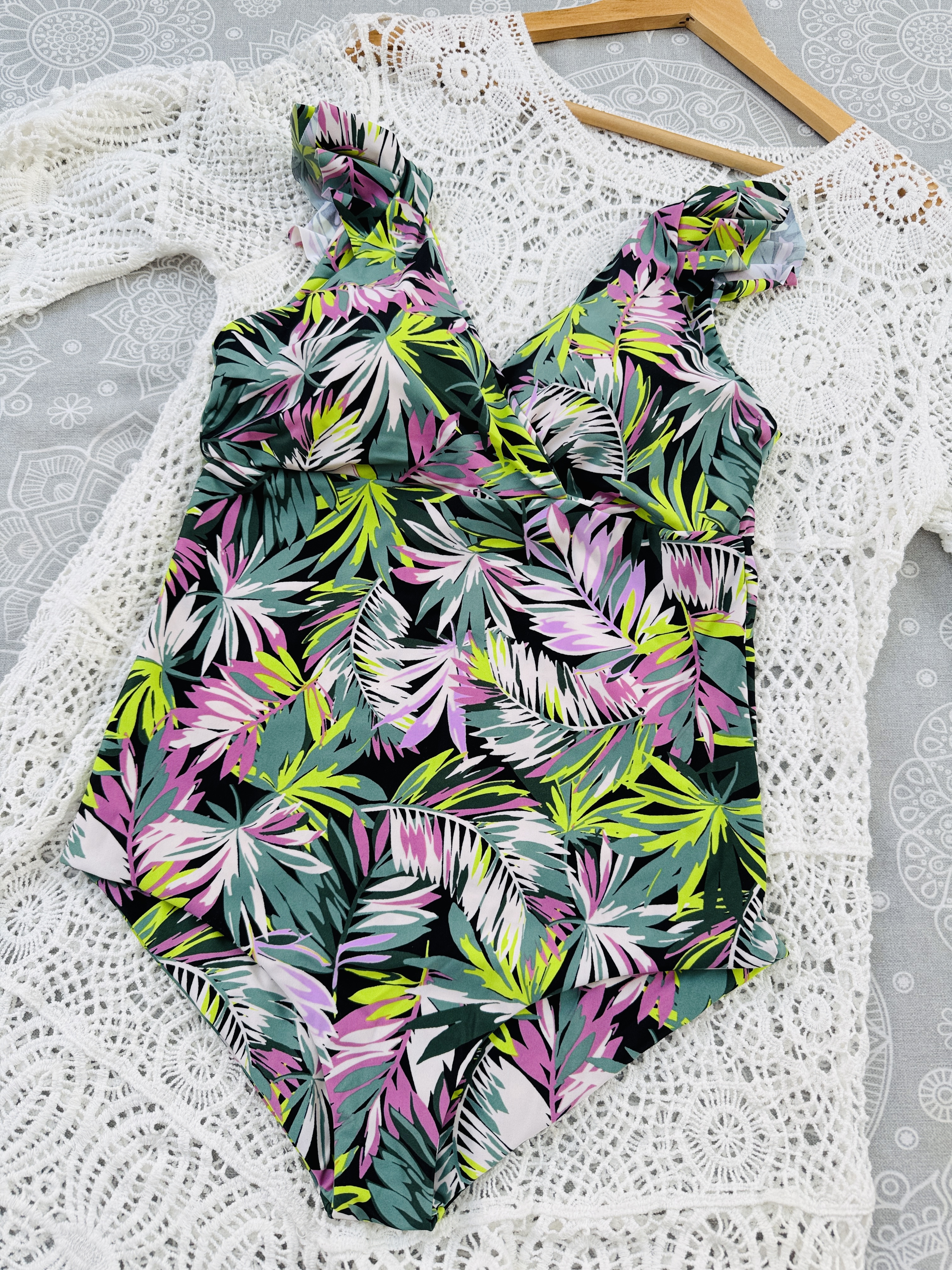 Traje de baño Margaret hojas negras y pistacho  2