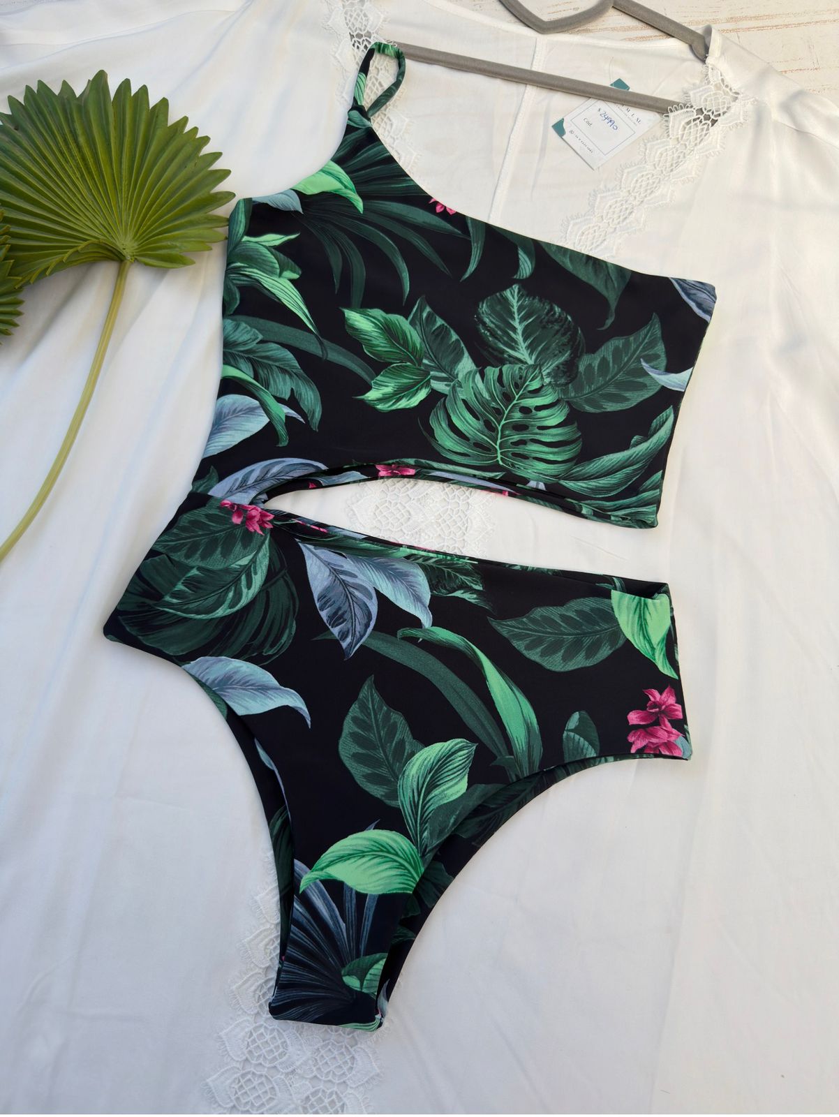 Trikini Buzios flores fondo negro