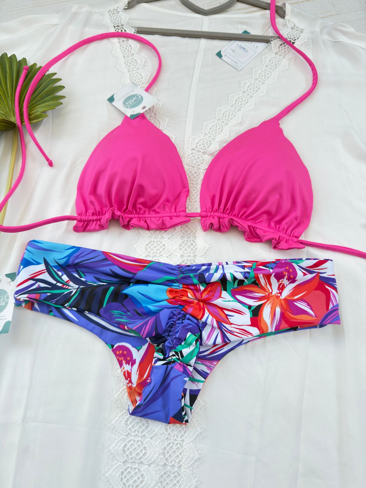 Conjunto Ibiza fucsia tanga fitness flores azules