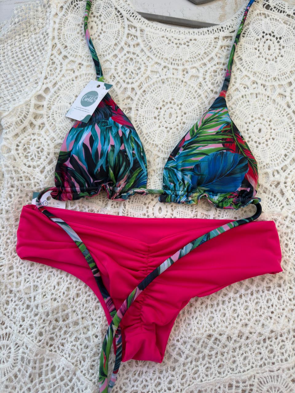 Conjunto ibiza tanga firness tiro normal hojas rosas y fucsia