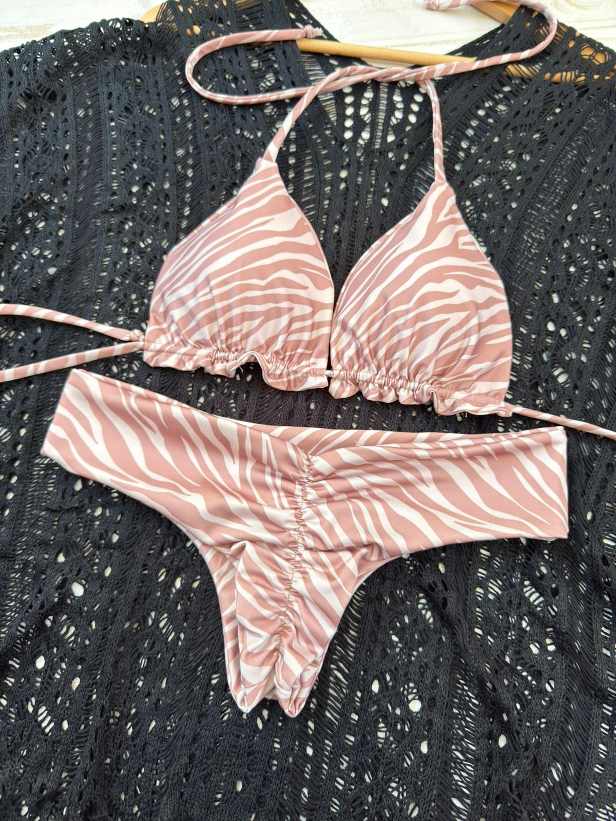 Conjunto ibiza tanga fitness cebra cafe beige tiro normal