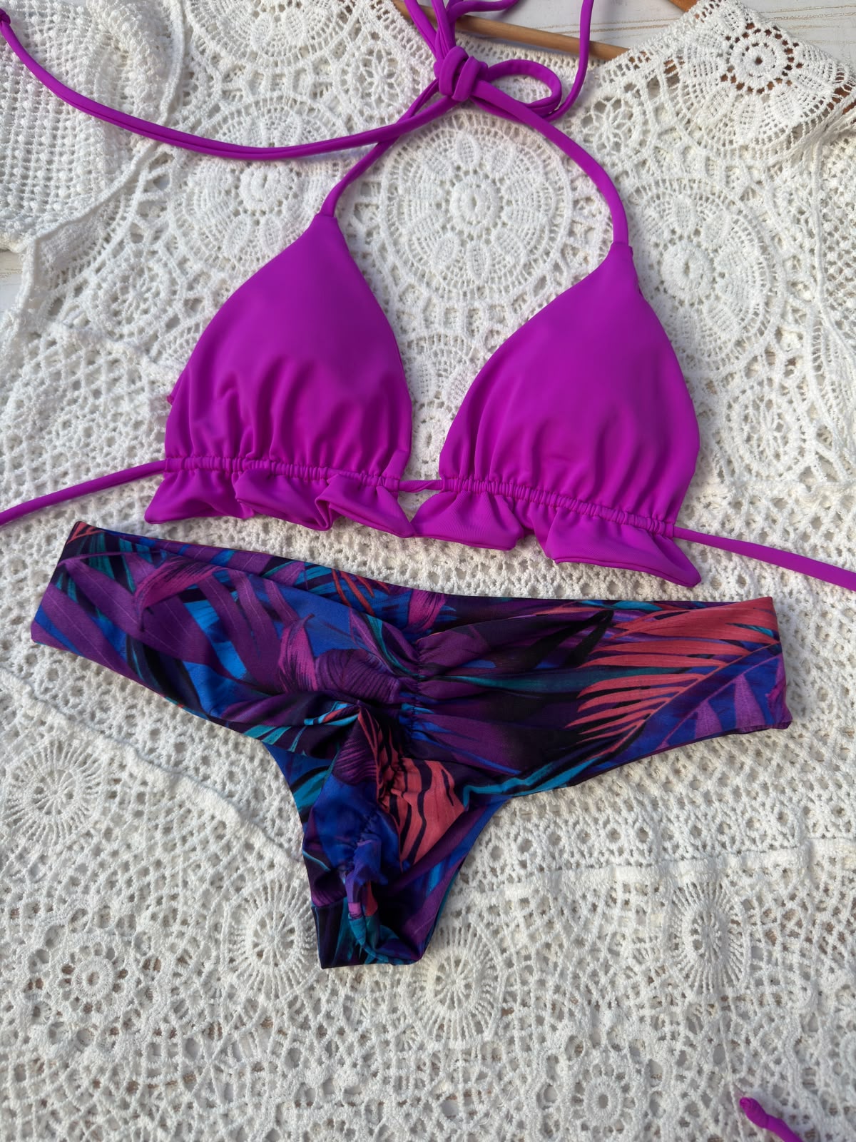 Conjunto ibiza magenta tanga fitness tiro bajo hojas moradas 1
