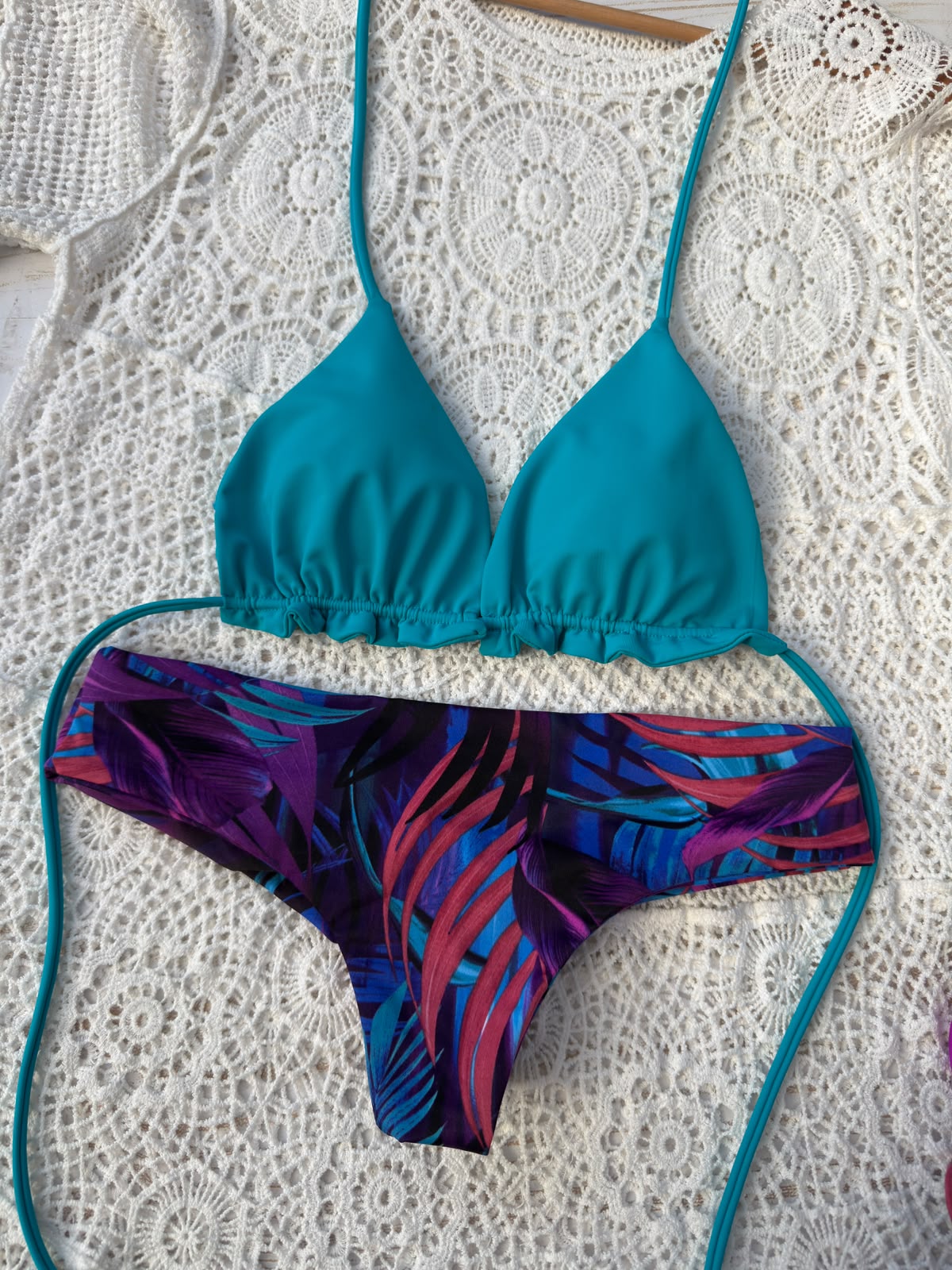 Conjunto Ibiza turquesa tanga fitness tiro bajo hojas moradas 1