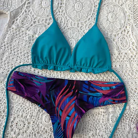 Conjunto Ibiza turquesa tanga fitness tiro bajo hojas moradas
