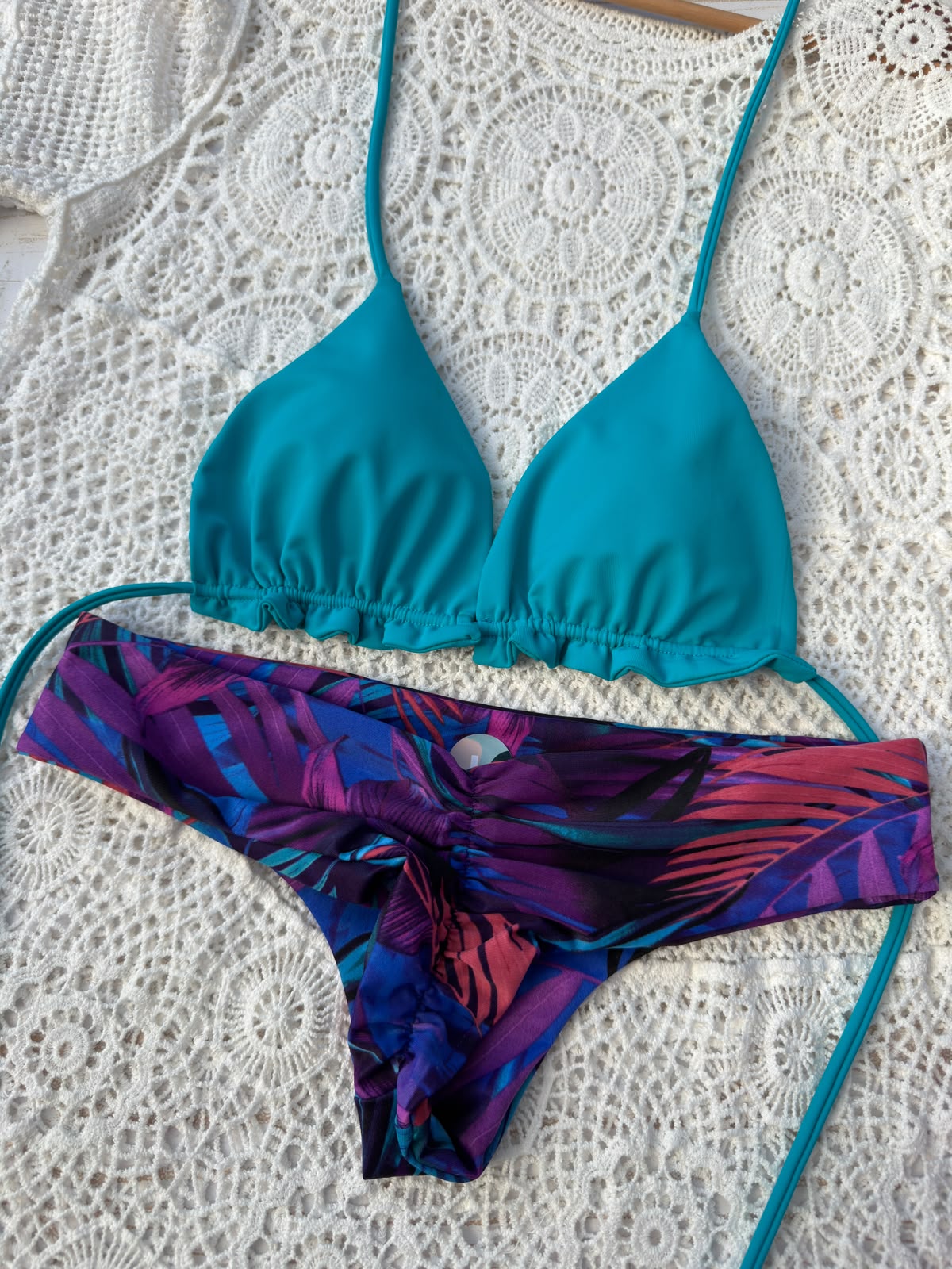 Conjunto Ibiza turquesa tanga fitness tiro bajo hojas moradas 2