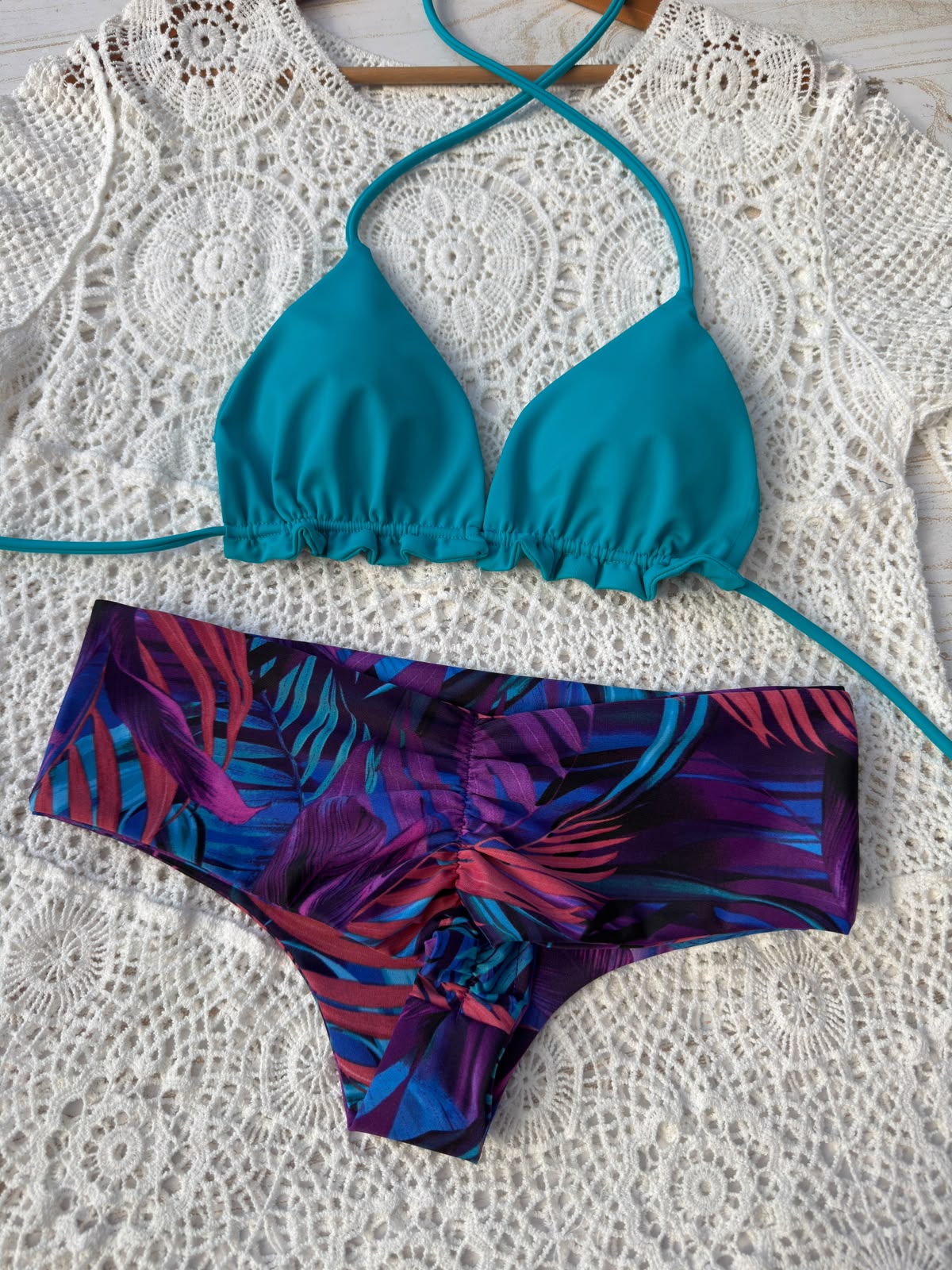 Conjunto Ibiza turquesa tanga fitness tiro medio hojas moradas 1