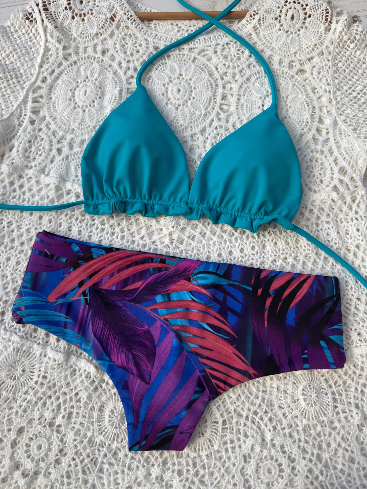Conjunto Ibiza turquesa tanga fitness tiro medio hojas moradas 2