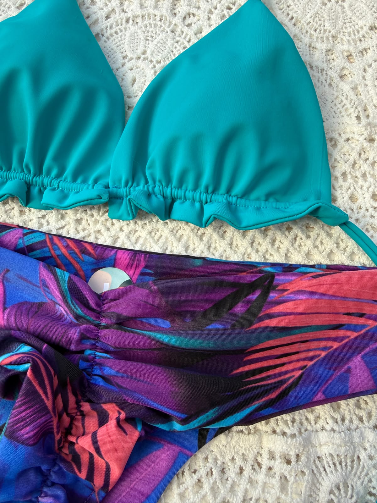 Conjunto Ibiza turquesa tanga fitness tiro medio hojas moradas 3
