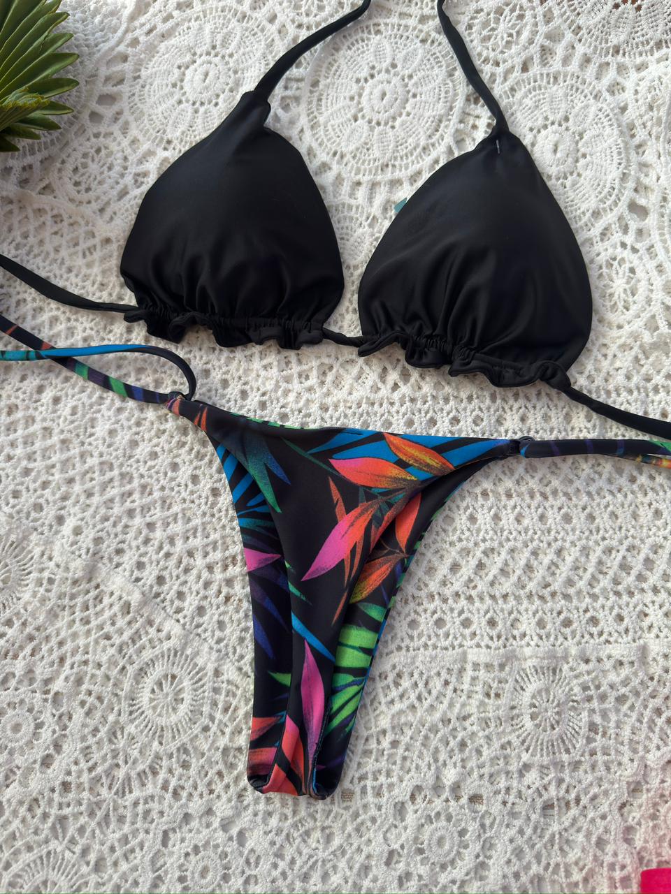 Conjunto Ibiza negro, tanga brasilera de amarres hojas tricolor 3