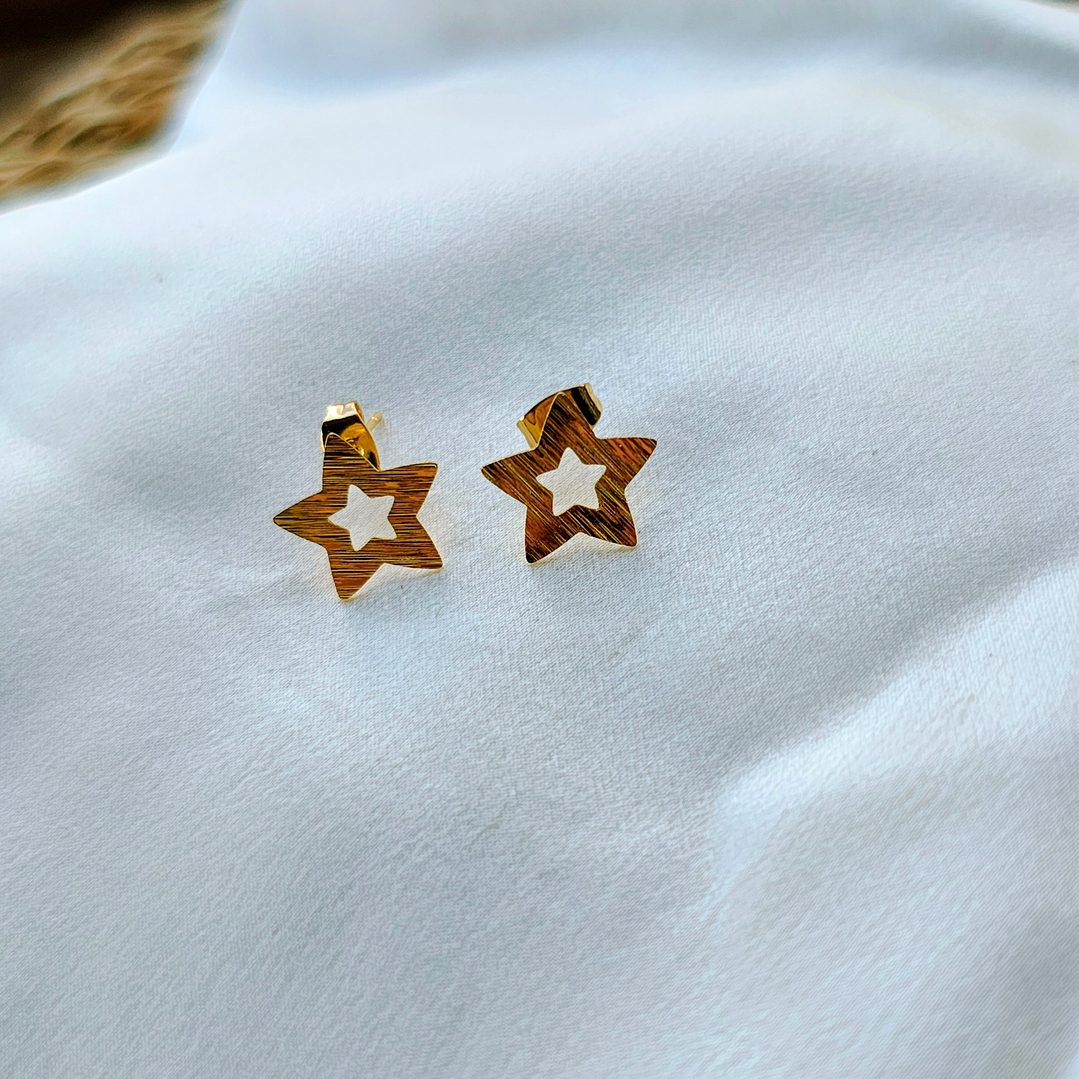 Estrella contorno chica dorada 1