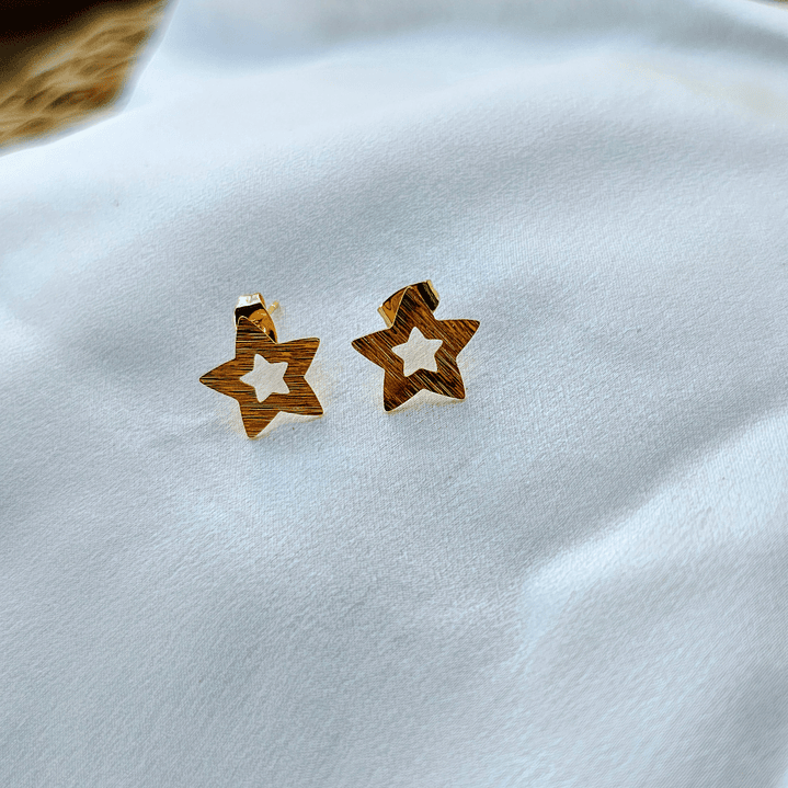 Estrella contorno chica dorada 1