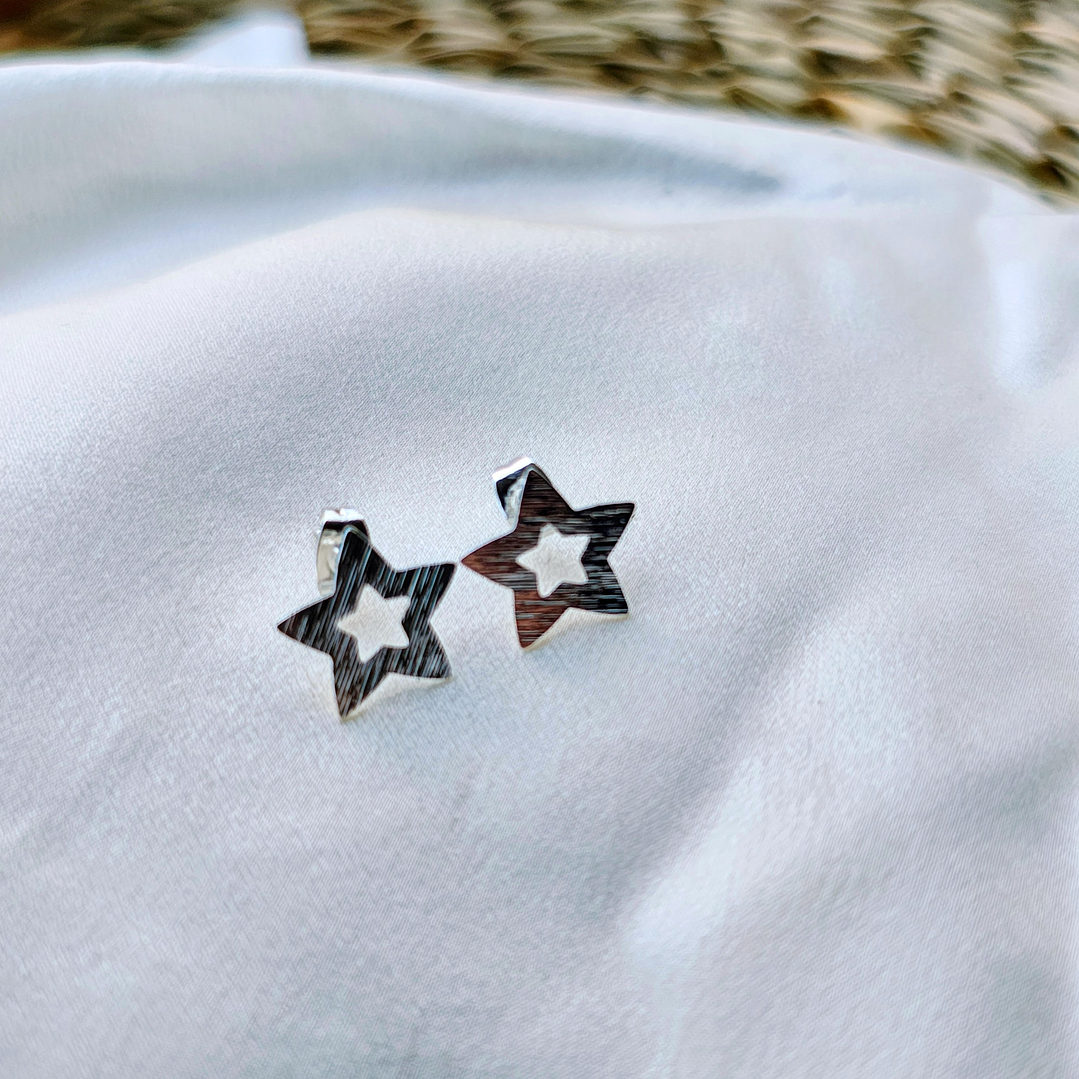 Estrella contorno chica plateada 1