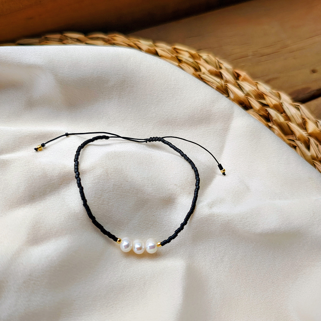 Pulsera negra tres perlas 1
