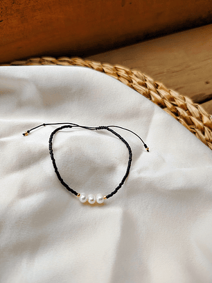 Pulsera negra tres perlas