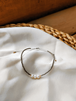 Pulsera gris tres perlas 