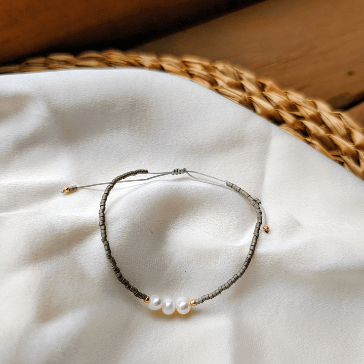 Pulsera gris tres perlas  1