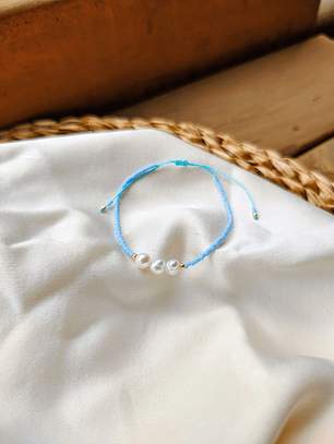 Pulsera celeste tres perlas