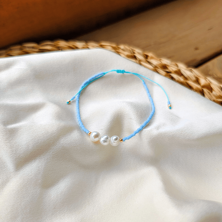 Pulsera celeste tres perlas 1