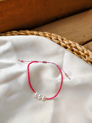 Pulsera roja tres perlas