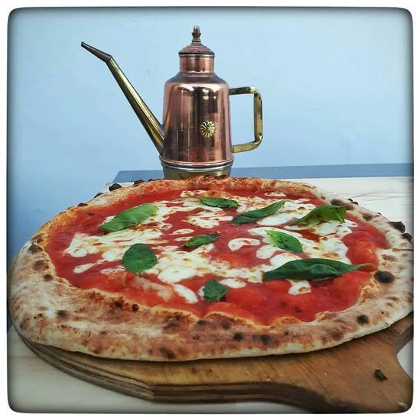 Pizza napolitana Margarita La Focacceria 1