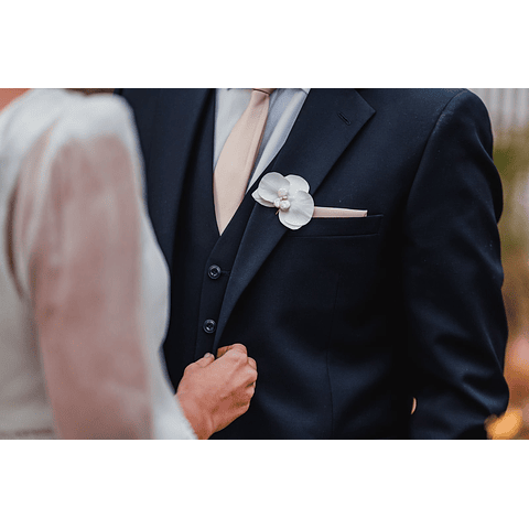 Bouttoniere orquídea para novio