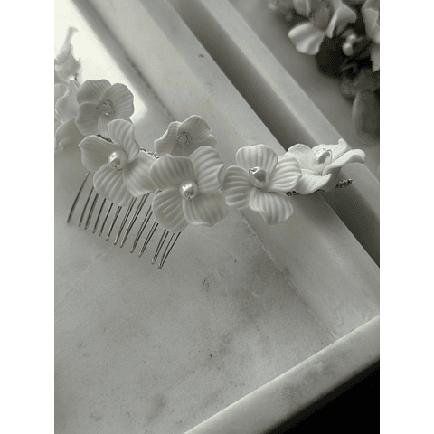 Tocado flores porcelana fria