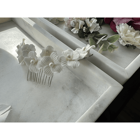 Tocado flores porcelana fria