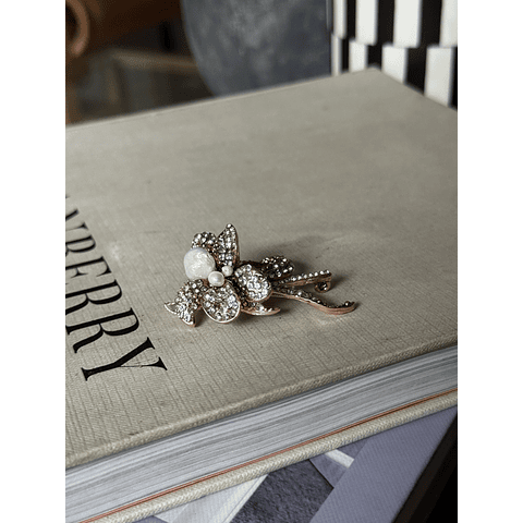 Tocado brillos y perlas 