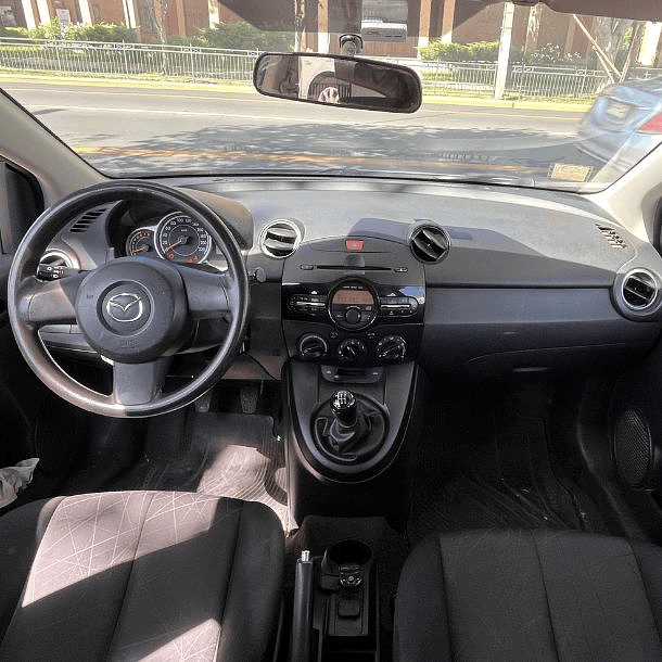 Mazda 2 1.5 MT 2015 6